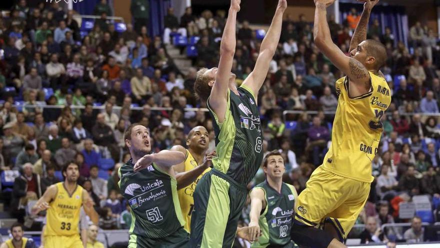 El ala-pivot lituano del Unicaja, Domas Sabonis (c), intenta taponar al ala-pivot del Herbalife Gran Canaria, Nacho Martín (d), ante la mirada del pivot servio del Unicaja, Vladimir Sticma, durante el partido disputado esta tarde en el pabellón Jose María Martín Carpena perteneciente a la 16 jornada de la liga Endesa.