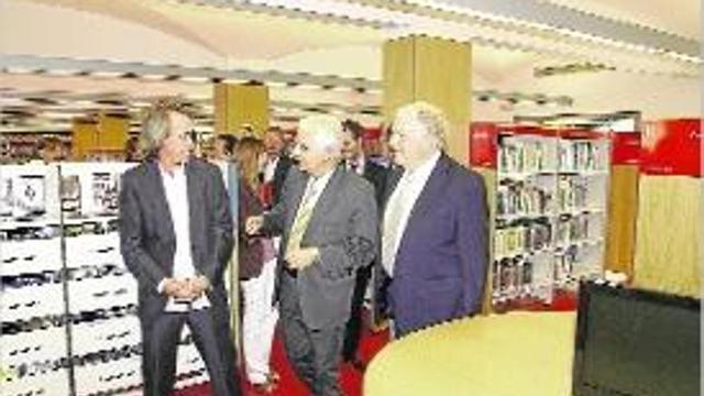 El conseller Mascarell, l'alcalde de Llagostera i l'arquitecte d l'obra.