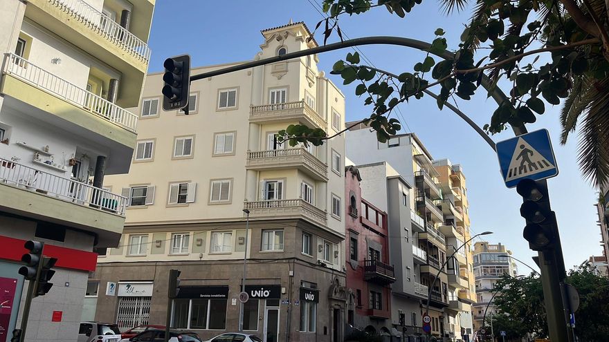 Un motorista resulta herido tras sufrir una caída en el centro de Santa Cruz