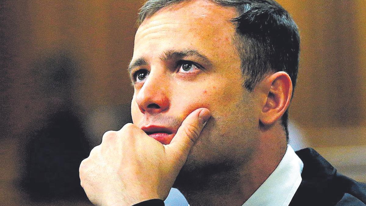 Oscar Pistorius, en 2014, antes de escuchar la sentencia que lo condenó por asesinar a su novia