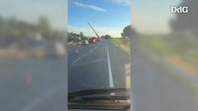 Vídeo: Un camió carregat de marbre bolca a l'AP-7