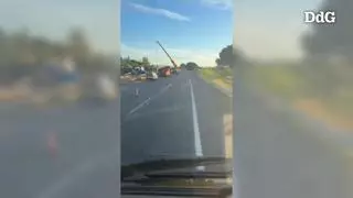Un camió bolca i escampa peces de marbre per l'AP-7 a Vilafant