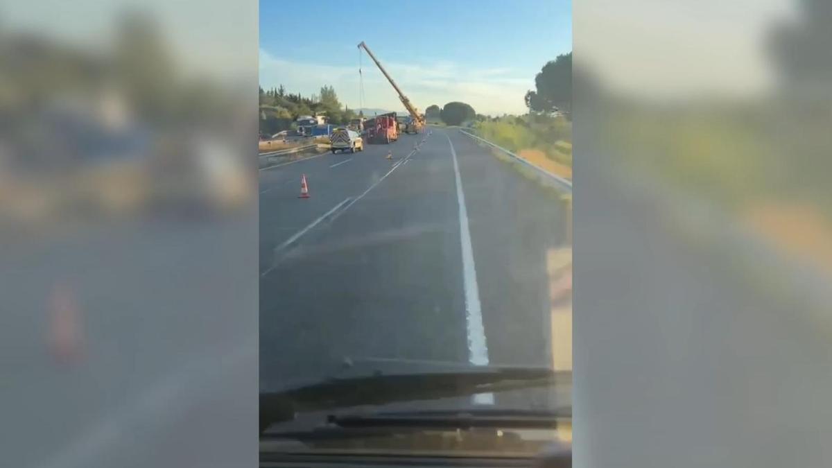 VÍDEO | Un camió carregat de marbre bolca a l'AP-7 a Vilafant
