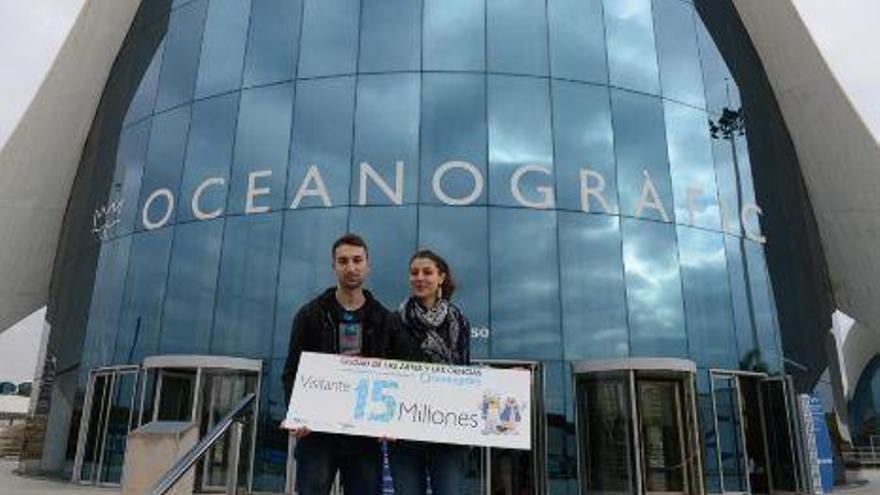 Valerio y Bárbara, de 21 años, han podido acceder también a la zona técnica del Oceanogràfic