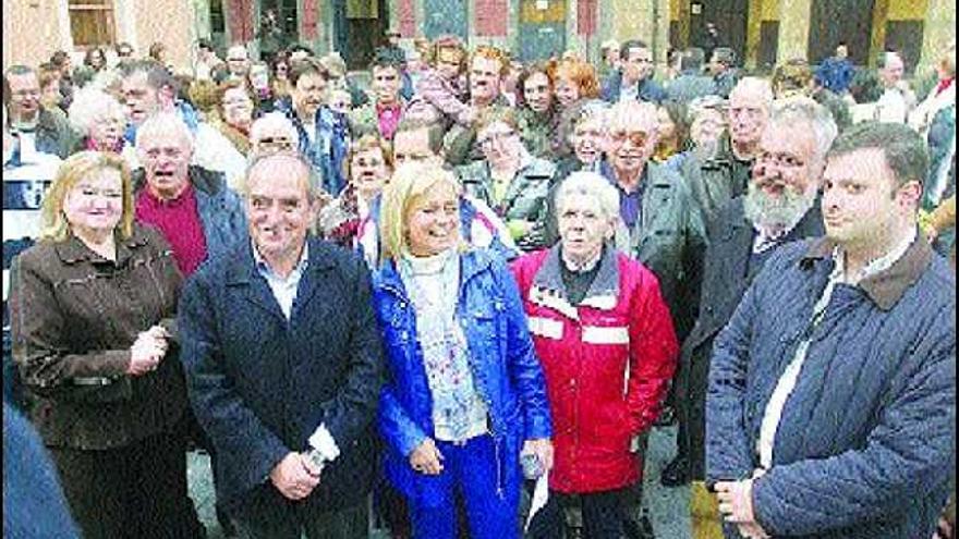 Alicia Castro junto a Manuel Peña, a su derecha, rodeada de simpatizantes ayer en la plaza de Carlos Lobo.