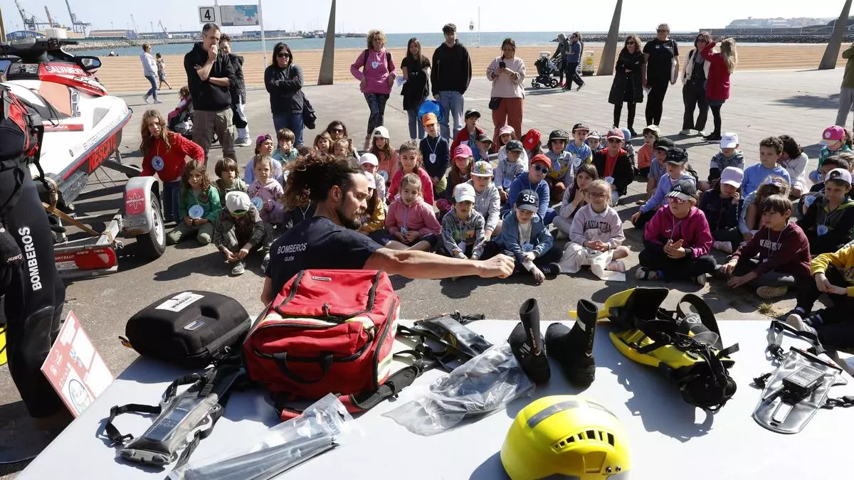 El Santa Olaya de Gijón reúne a 1.000 escolares en una jornada de educación acuática: “Somos guardianes del agua”