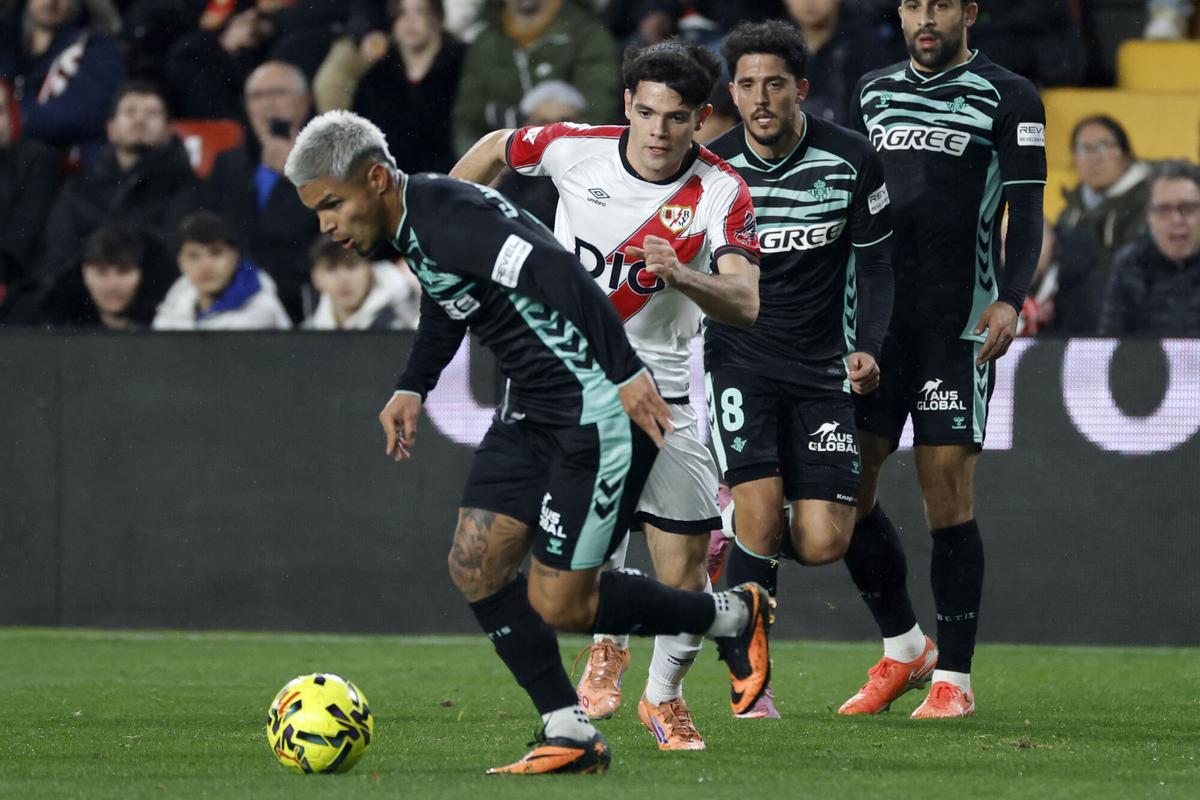 - El delantero colombiano del Betis, Cucho Hernández (i.