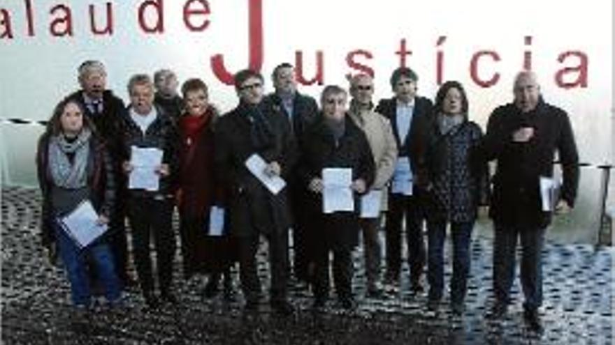 Els diputats i senadors gironins de CiU ahir davant el Palau de Justícia.