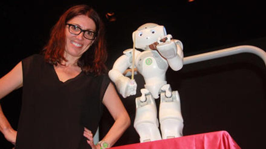 Marina Vallés, una de las ingenieras de la Universitat Politècnica, con el robot.