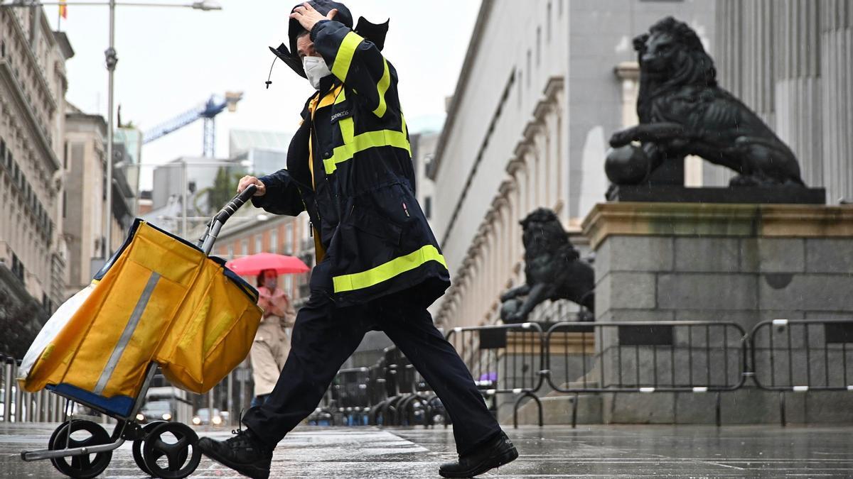 Un repartidor de Correos pasa por el edificio del Congreso de los Diputados de Madrid, en noviembre del año pasado.