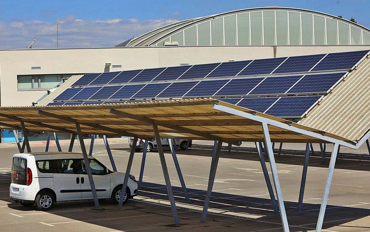 Placas solares en el aparcamiento del polideportivo internúcleos de Sagunt. | DANIEL TORTAJADA