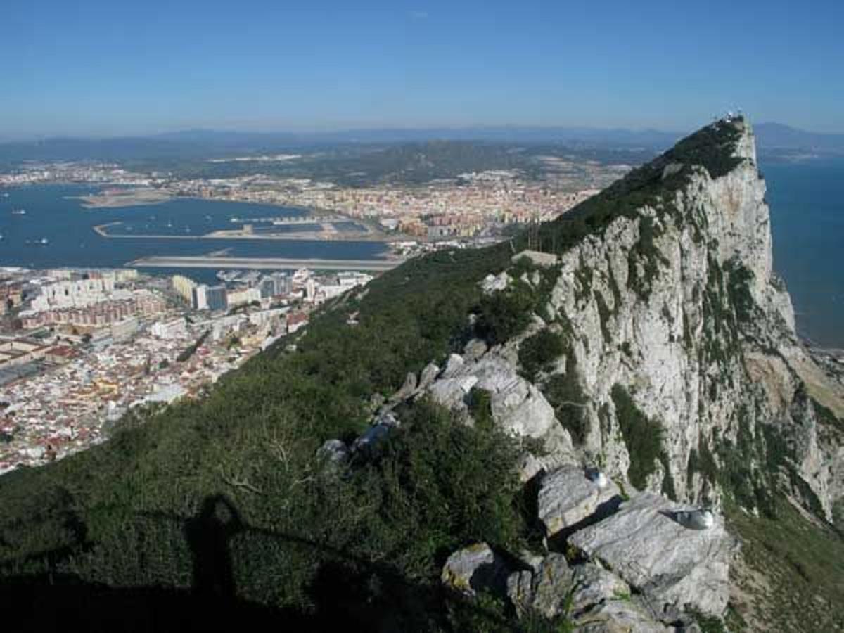 El Peñón de Gibraltar tiene una altura de 411 metros sobre el nivel del mar.