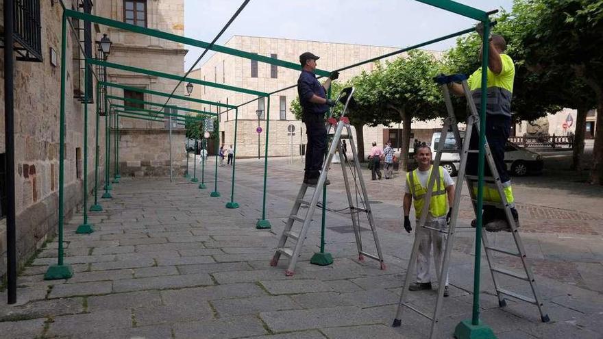 Operarioso comienza a montar la estructura de los puestos para la alfarería.