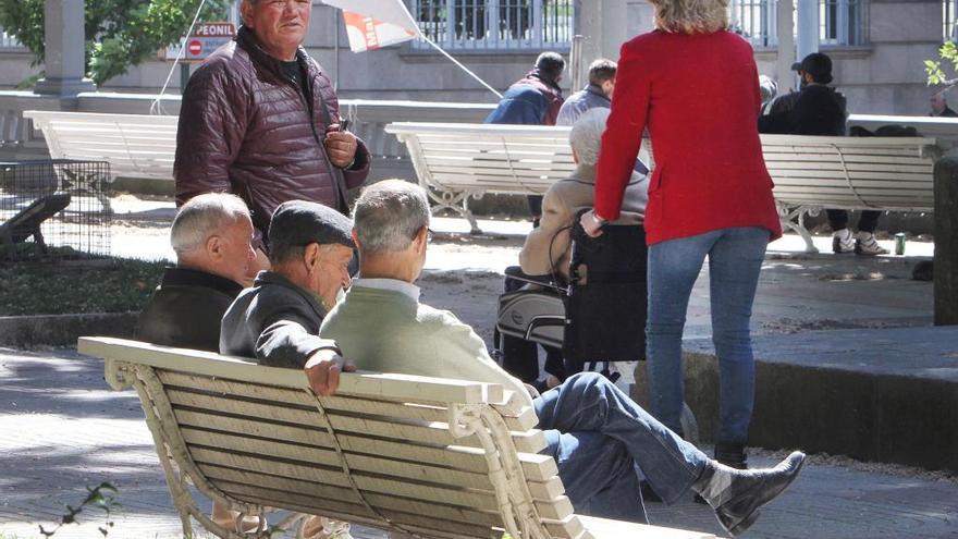 Un grupo de jubilados, en Ourense. // I. Osorio