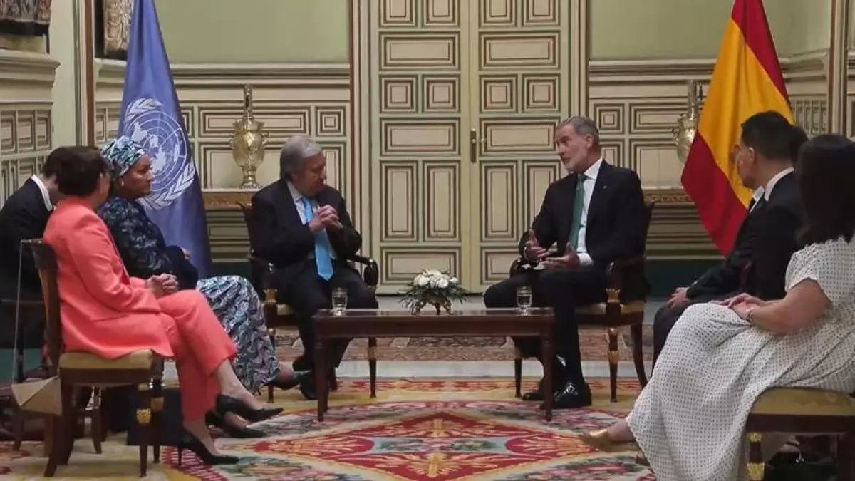 Felipe VI recibe a António Guterres antes de inaugurar la cumbre de la ONU en Sevilla
