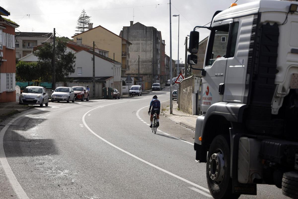 La vieja carretera de Marín a su paso por Os Praceres.