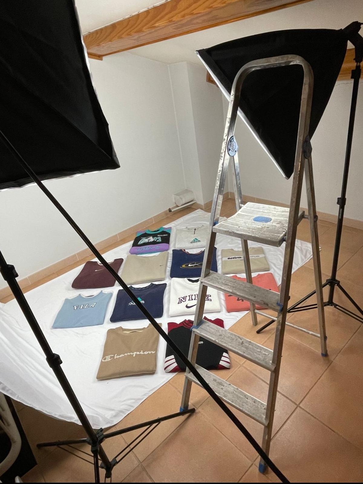 Preparación de una sesión de fotos de los artículos para la tienda online.