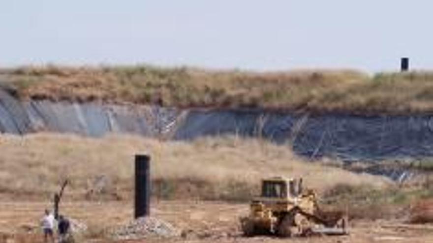 Imatge de 2015 de cobertura amb terra dels residus de Vacamorta.