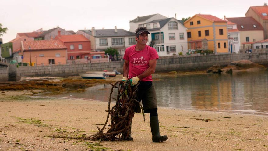 Luis Zahera colaboró el pasado año en la limpieza de los arenales de A Illa. // Noé Parga