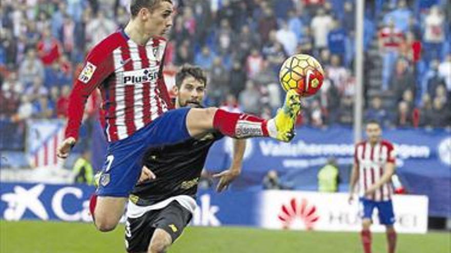 El Atlético choca con la muralla del Sevilla y pierde el liderato