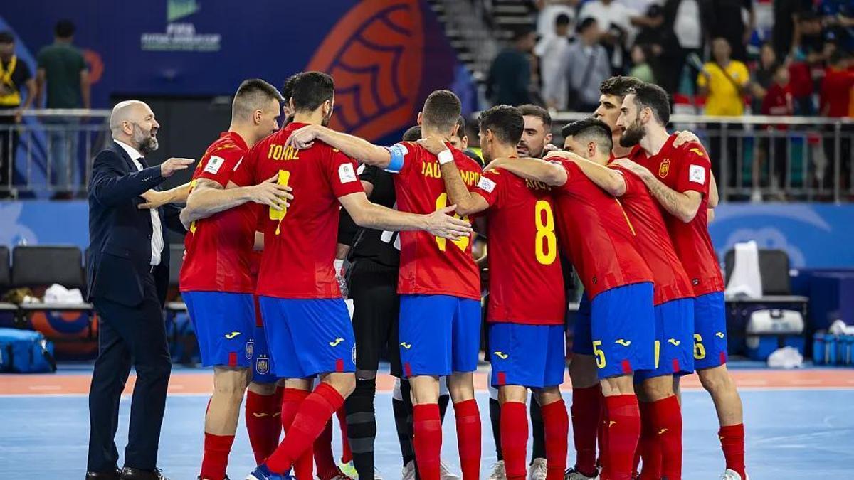 Fede Vidal y los jugadores de la selección española de fútbol sala, durante el Mundial de Uzbekistán.