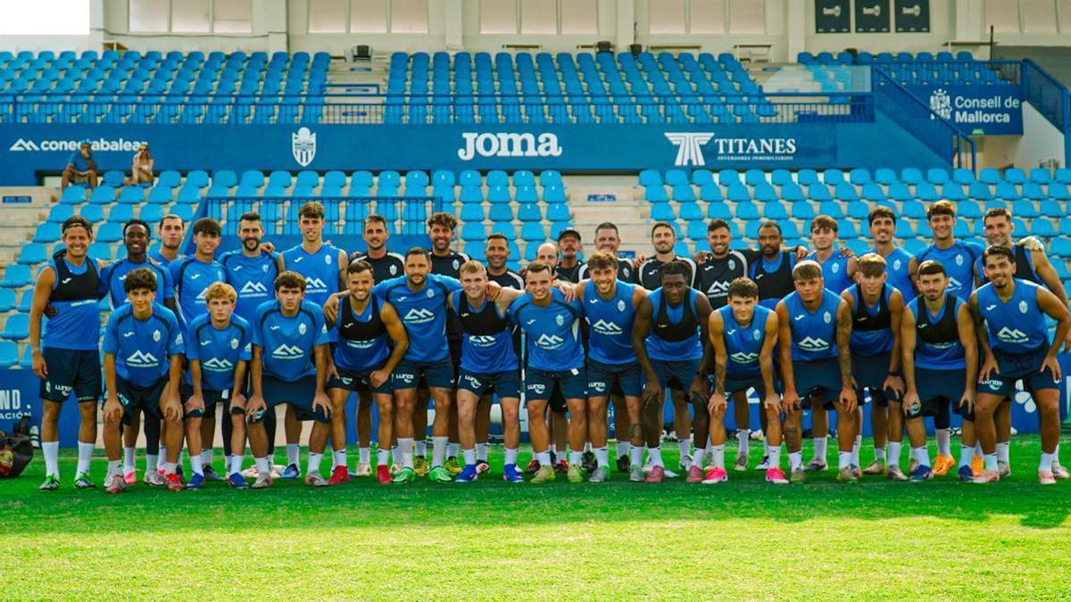 La plantilla del Atlético Baleares posa al completo en el primer entrenamiento.