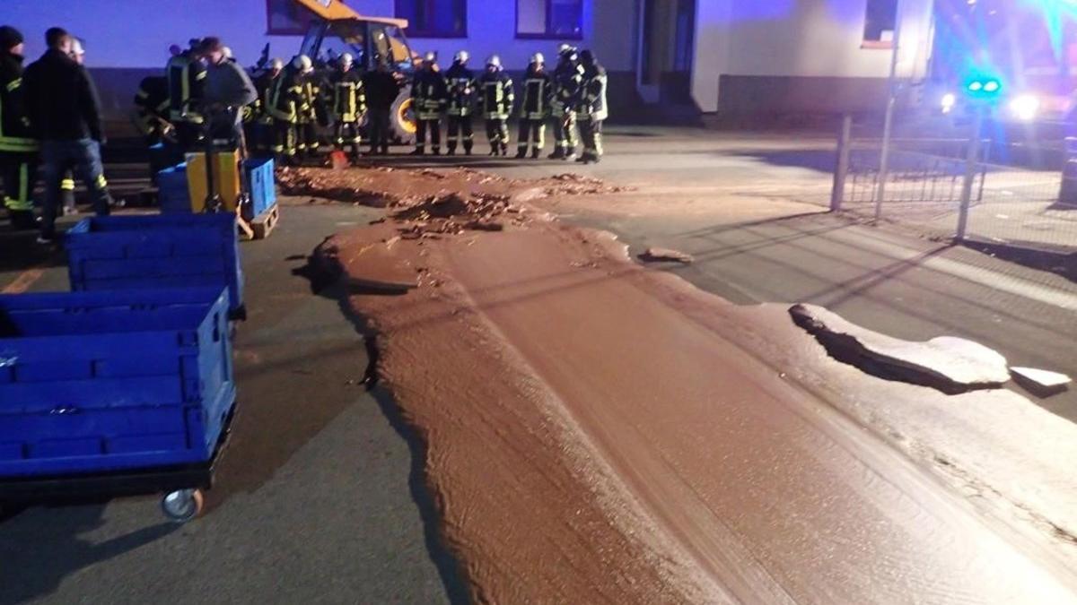Un río de chocolate en una carretera de Werl, Alemania