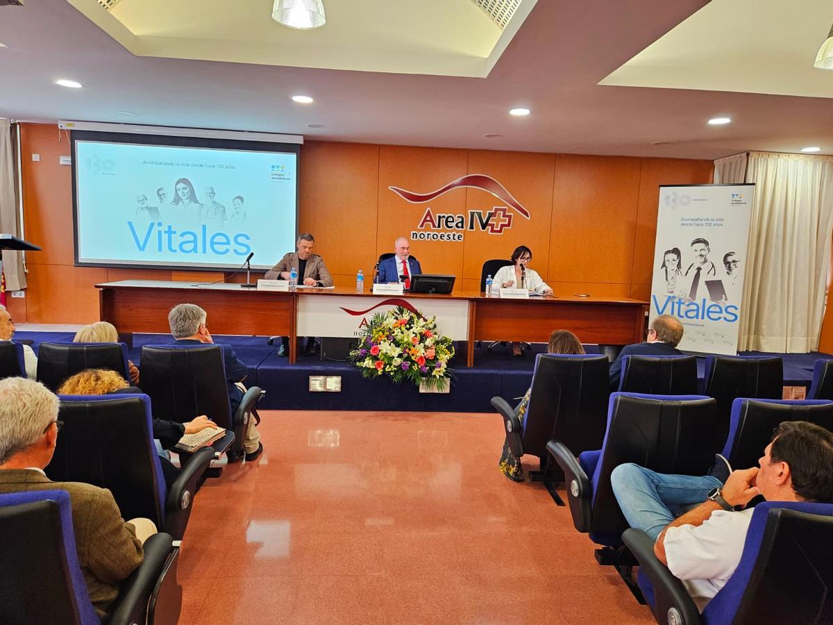 Durante la presentación, celebrada en el salón de actos del Hospital Comarcal del Noroeste