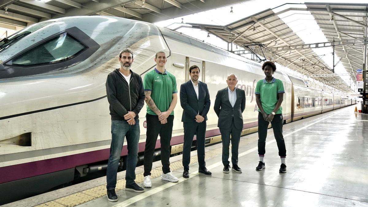 Integrantes de la directiva y los distintos equipos de Unicaja, este jueves en la estación María Zambrano.