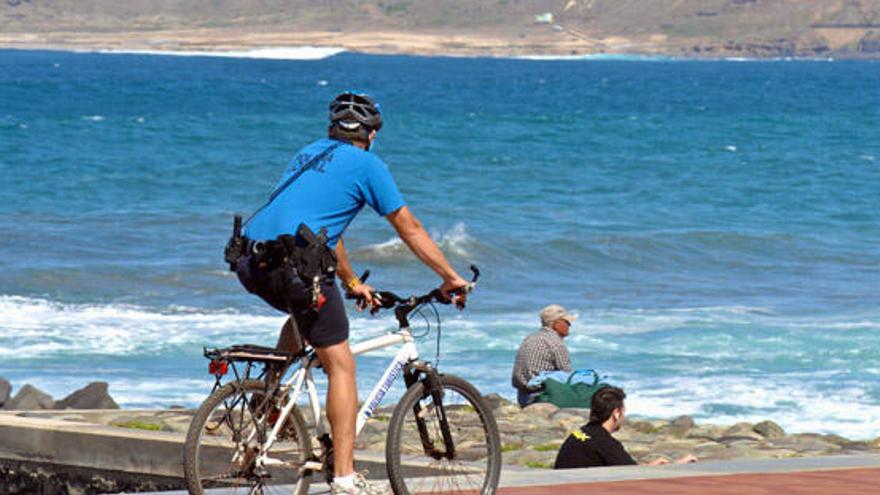 Un agente de la Unidad Turística circula en su bicicleta por los Muellitos en enero pasado. i ANDRÉS CRUZ