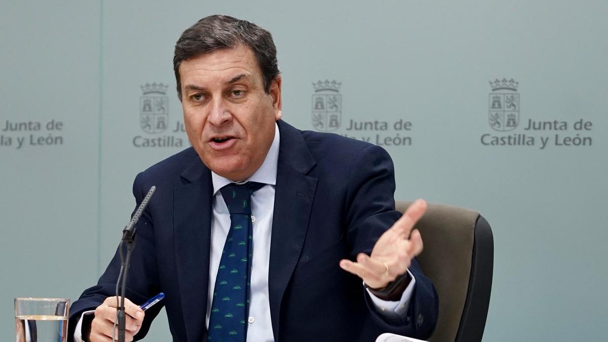 El portavoz de la Junta y consejero de Economía y Hacienda y portavoz, Carlos Fernández Carriedo, comparece en rueda de prensa tras la reunión del Consejo de Gobierno.