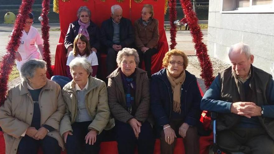 Usuarios del centro de día de Benia y dos trabajadoras, en la carroza de los Reyes Magos.