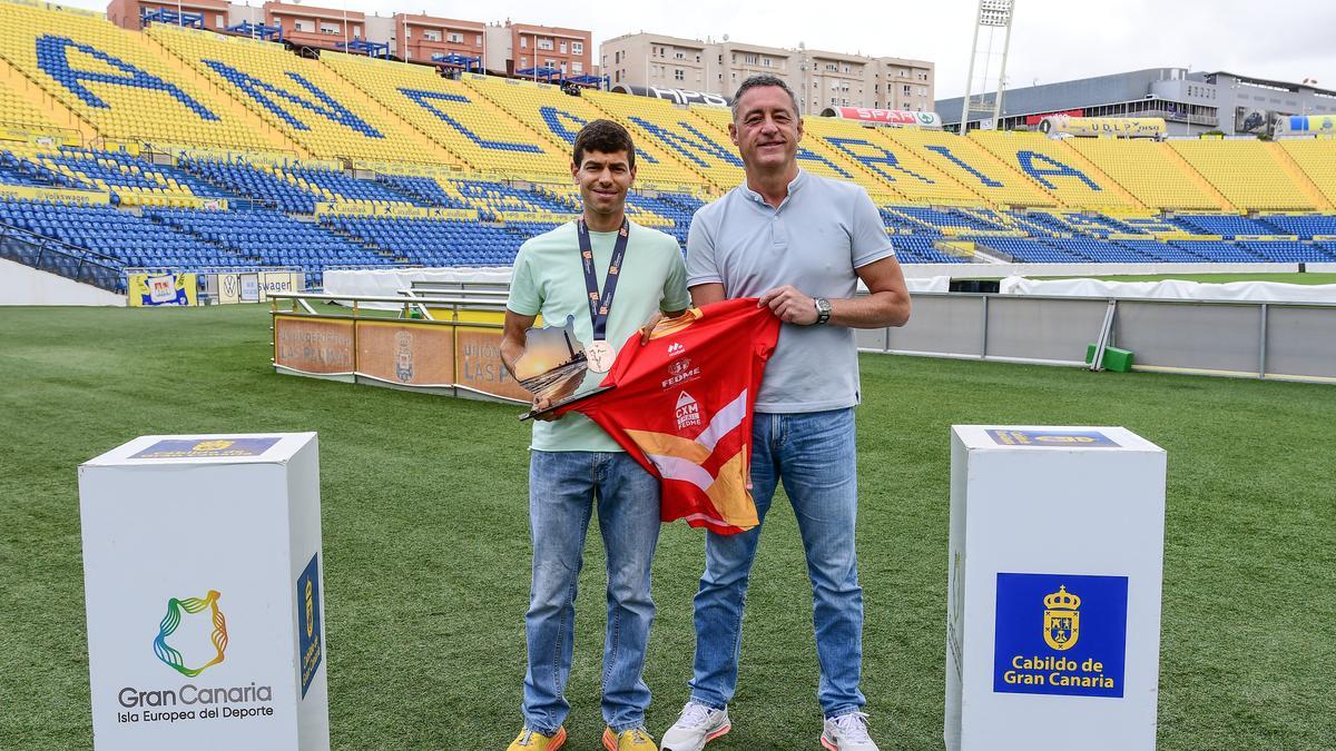 Alejandro Mayor (izd.) es recibido en el Estadio de Gran Canaria por Francisco Castellano