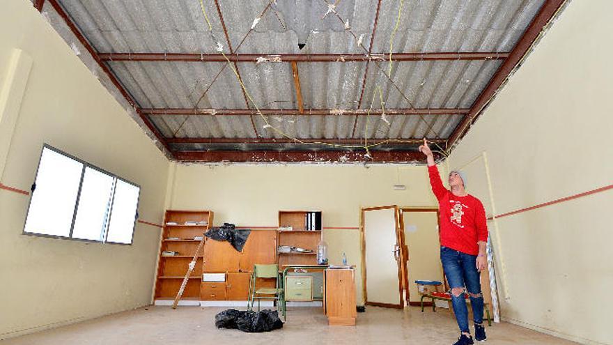 El colegio Claudio de la Torre reclama el arreglo de los techos tras cerrar cinco clases