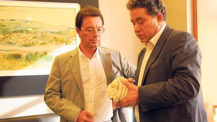 El delegado de la edición de Pontevedra de FARO, Mario Pazos, entrega la mano de la estatua de Cristóbal Colón al    alcalde de la capital, Miguel Lores.  // Gustavo Santos