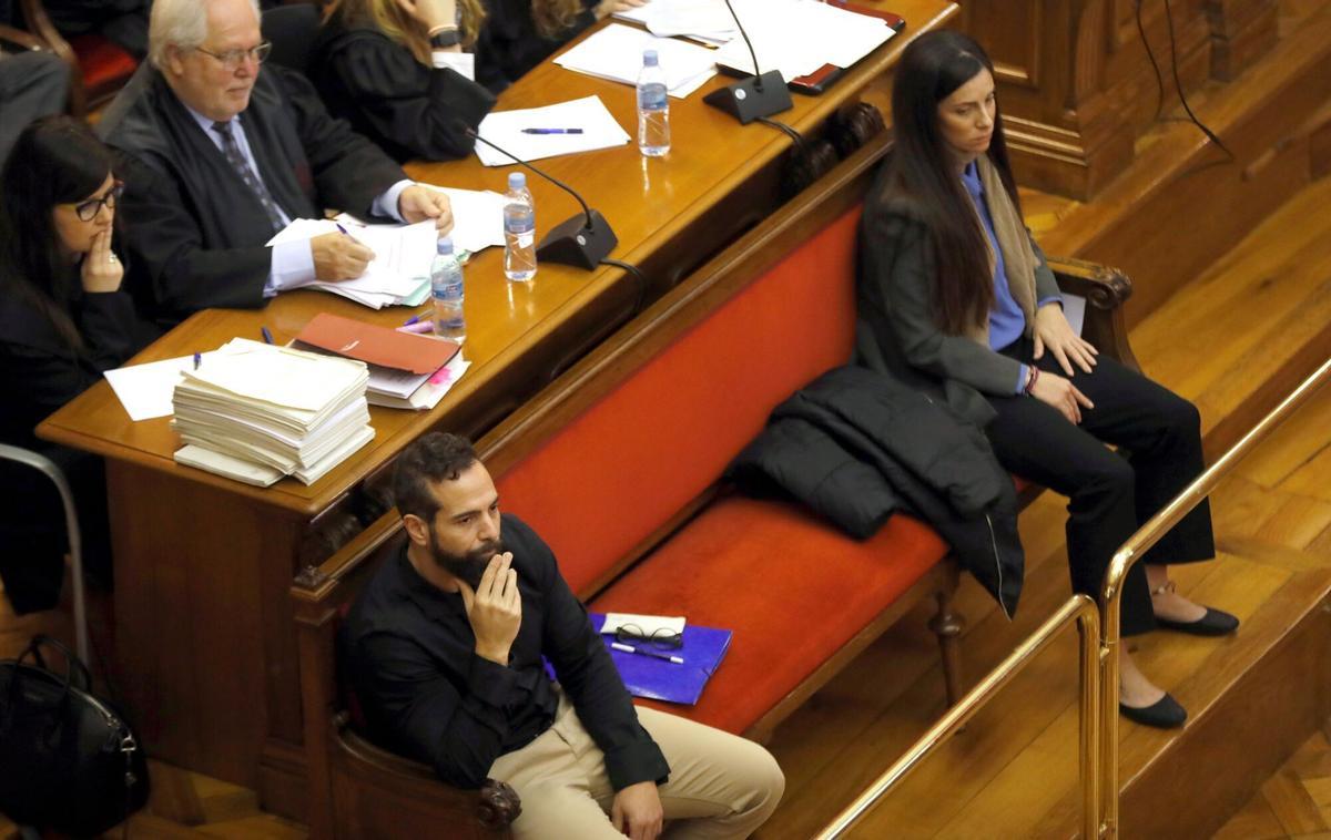 Rosa Peral (d) y Albert López (i), los dos agentes de la Guardia Urbana de Barcelona acusados de matar a un compañero en un triángulo amoroso, en la Audiencia de Barcelona.
