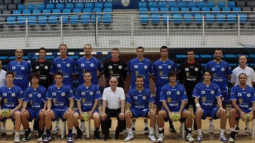 Foto oficial de la plantilla del Club Balonmano Torrevieja.