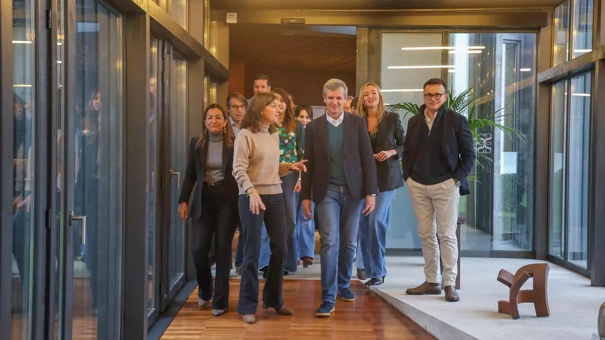 Alfonso Rueda con sus conselleiros, tras el retiro de su gobierno en Meis