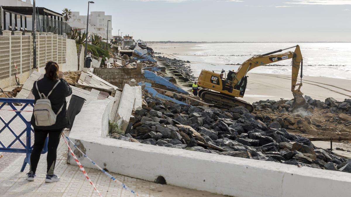 El paseo marítimo de Matalascañas tras los destrozos provocados por la borrasca Francis.