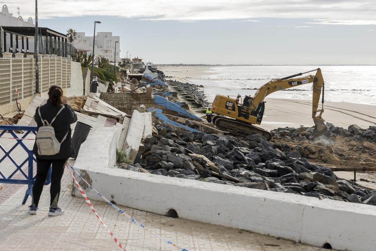 El paseo marítimo de Matalascañas tras los destrozos provocados por la borrasca Francis.