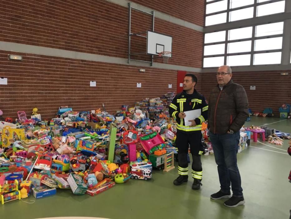 Los alicantinos donan 5000 juguetes y una tonelada de comida para los más necesitados