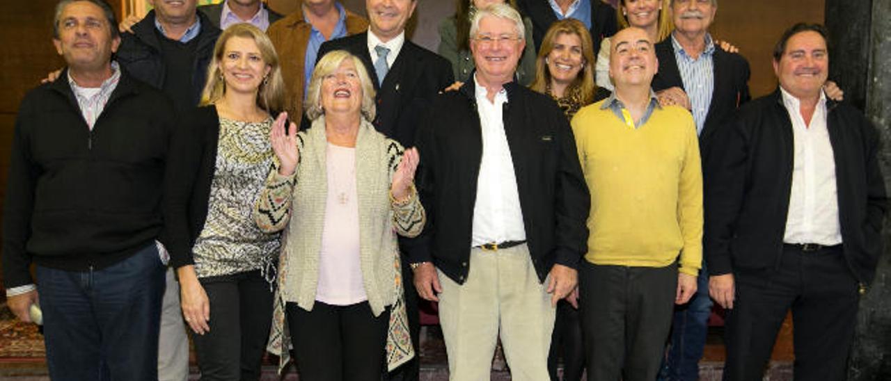 Fernando del Castillo, en el centro, con el equipo con el que ganó las elecciones.