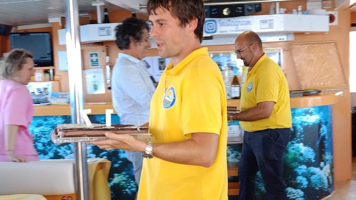 Trabajadores de uno de los catamaranes mecos.