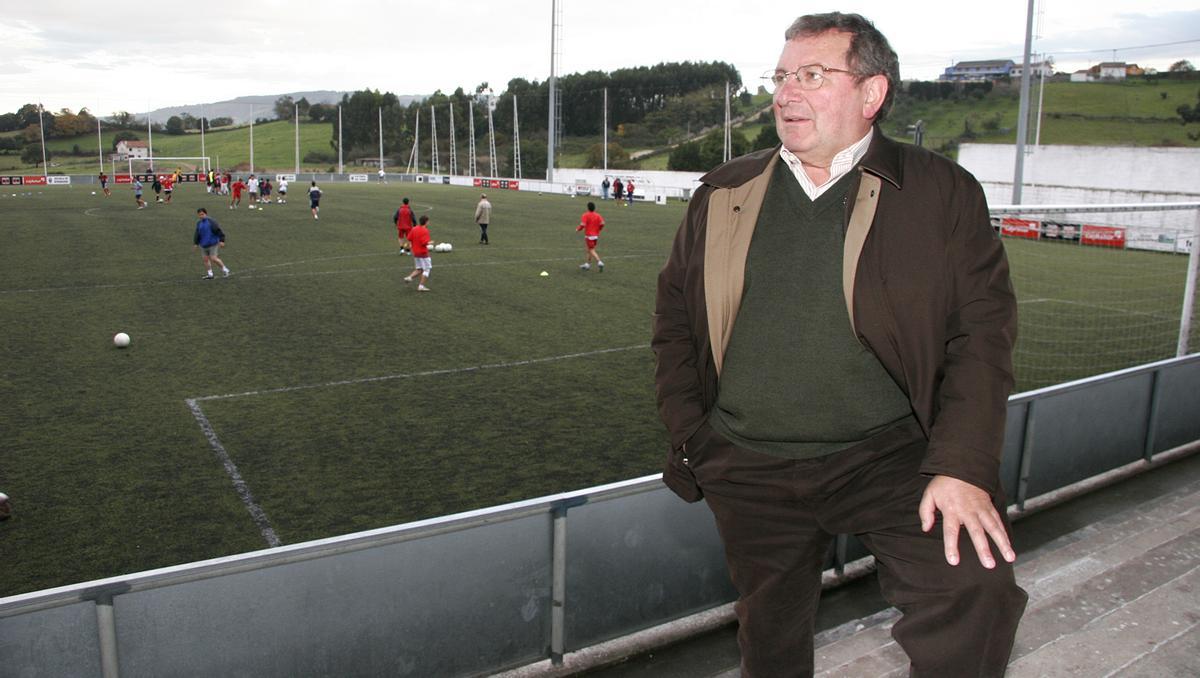 Maximino Martínez, en los campos de Roces.