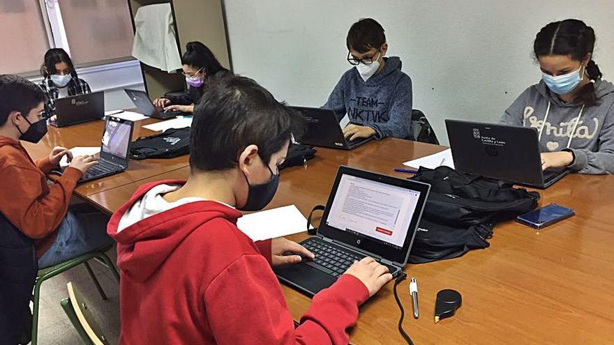 Los alumnos durante la realización de la prueba.