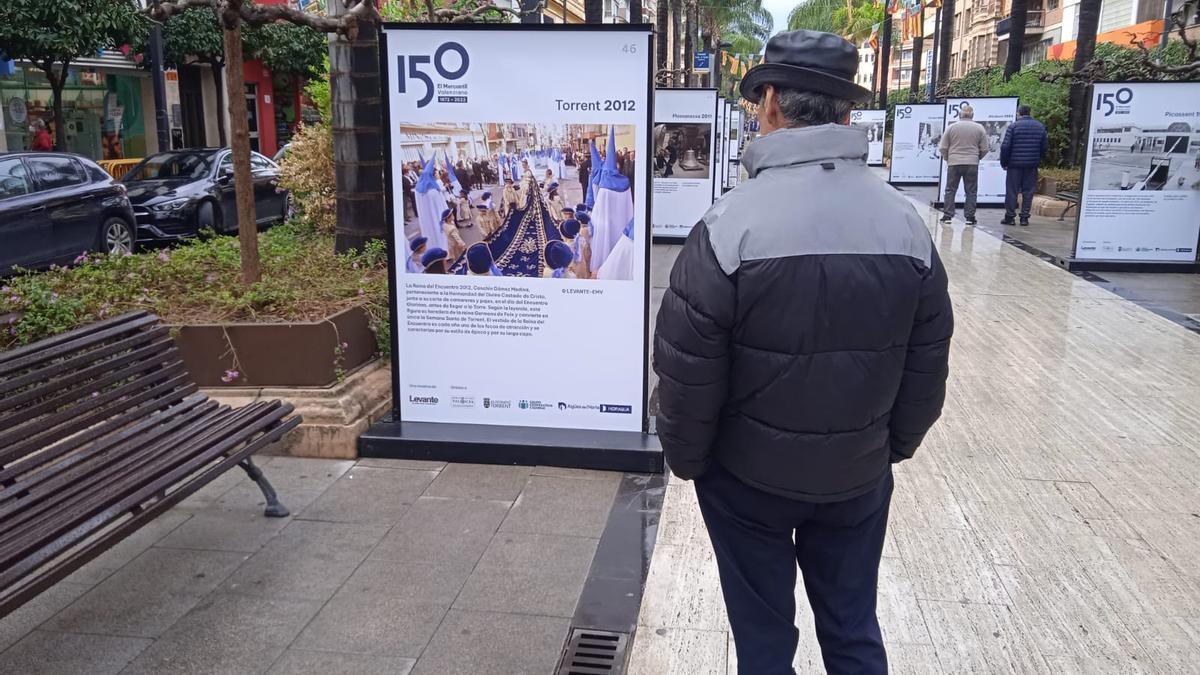 Primeros visitantes a la exposición, esta mañana