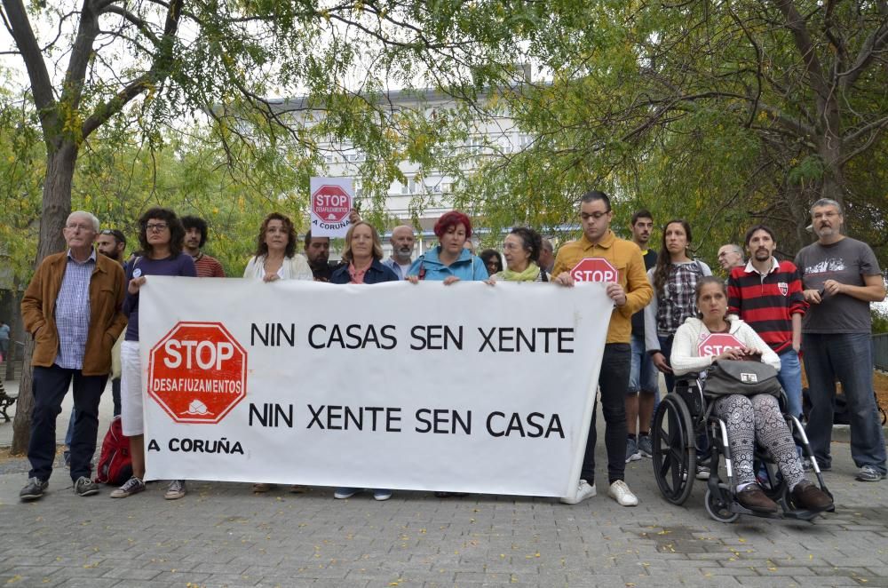 Una treintena de personas protesta junto a supuestas víctimas de violación