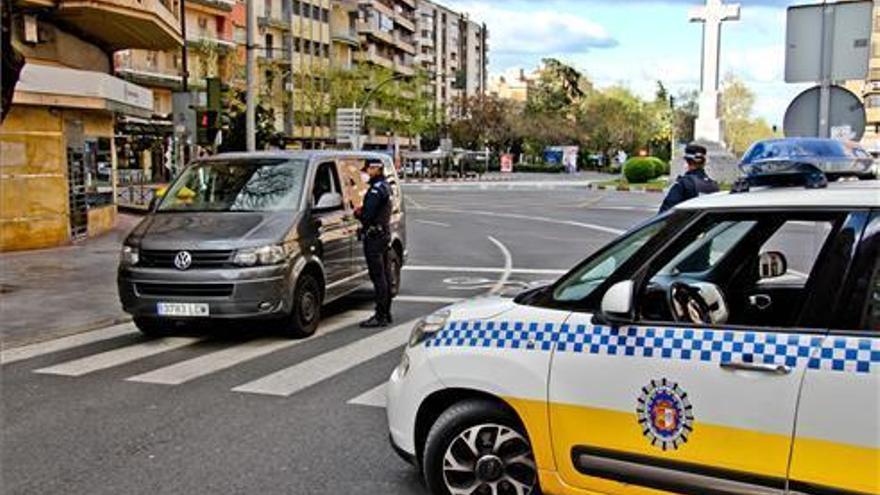 La policía cacereña ya suma cuatro positivos y los bomberos ofrecen su ayuda