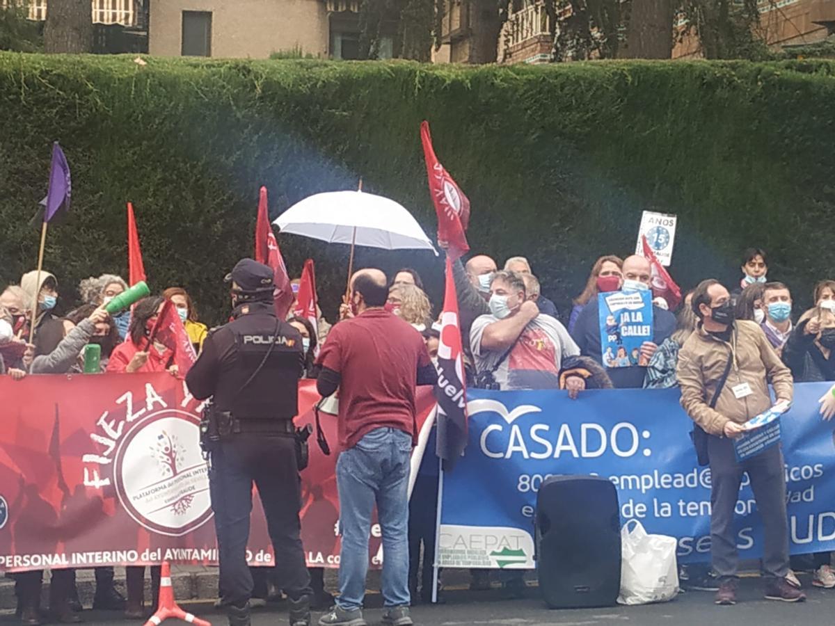 Manifestantes a la puerta del congreso.