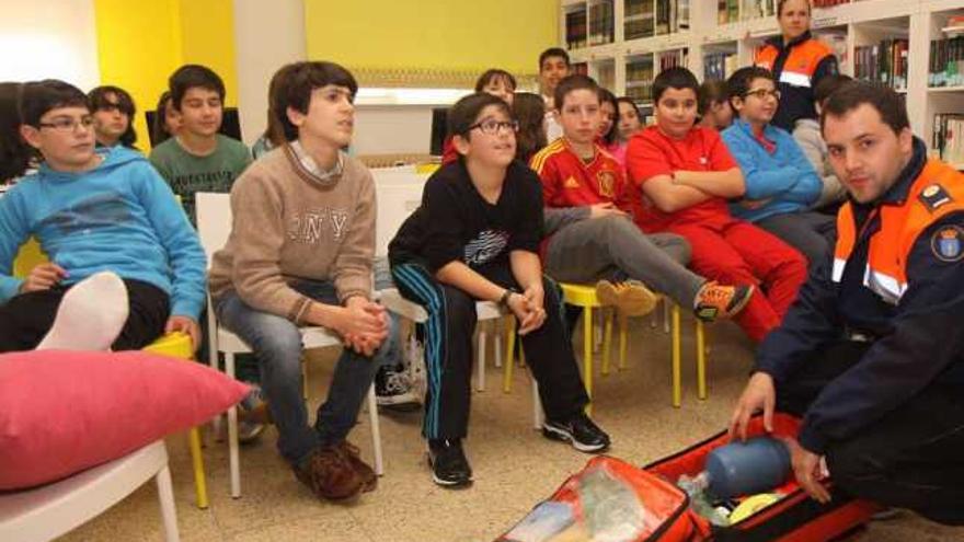 Un miembro de Protección Civil durante una demostración práctica con un grupo de escolares. // Muñiz